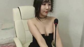 【直播】美女主播有客人刷禮物要求脫衣服，身材真好