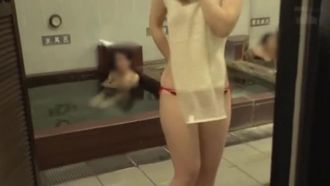 [Scherzo amatoriale! ] Per favore, entra nel bagno degli uomini con un costume da bagno che si scioglie! !