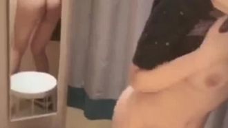 Mi sento così pruriginoso mentre faccio shopping. Trova un negozio di abbigliamento per toccare il mio bellissimo seno e la mia figa.