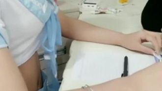 Tutu Momoda trägt einen Matrosenanzug, um den Nachhilfelehrer zu verführen~ Eine Sexualerziehung der Liebe direkt vor Ort~
