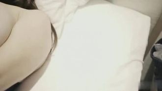 白嫩爆乳情人的疯狂~就这样被大奶妹拥抱着~上下淫慾震荡~被这大奶敲到应该要送医院