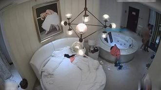 【ホテル盗撮】美脚美女が彼氏に巨根で激しく犯された後、楽しみを増して戦闘に備えるためにセーラー服を着る!!