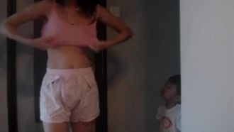 Dopo il bagno, la madre gira un video dell'arrivo del figlio