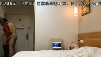 [本土精选!] 呆哥 少女还在跟妈妈聊天 男友的肉棒已经蠢蠢欲动了 最后被操到哭惹? ?? ? ???