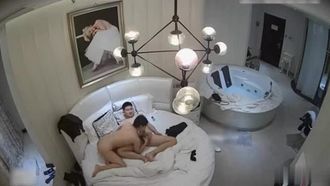 [酒店偷拍] 女友衣服一件一件脱掉~让男友渐渐失去防备~