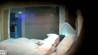 [Hotel Hidden Shot] Um lindo garoto nascido nos anos 90 e sua namorada que fuma muito fazem sexo quando entram no quarto ~ Parece que o lindo garoto adora lamber a buceta ~
