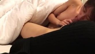 Das schöne junge Mädchen Ai Zhengnong wurde heimlich beim Sex gefilmt und Teil 13 – ihr Gesicht zeigend und glücklich beißend – durchgesickert