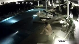 [Hongkong] Ein Paar in einem Hotel, das mitten in der Nacht nicht schlafen konnte und schrie, ging in den Swimmingpool im obersten Stockwerk, um einen intensiven Fick zu haben