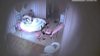 [Секретное фото отеля] Молодая пара не знала, как играть со стулом на восьми лапах~ поэтому им пришлось вернуться в постель и продолжить свои любовные странствия~