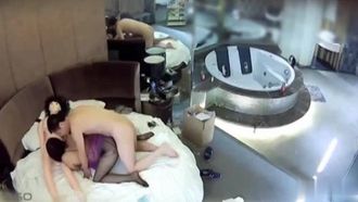 [Hotel Candid Photography] Der unzufriedene Freund ~ Er hatte nicht genug Sex mit seiner Freundin und brachte eine aufblasbare Puppe mit, um einen Dreier mit ihm zu machen ~ Er konnte den Unterschied zwischen der echten und der Puppe nicht erkennen ~