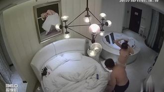 [Секретная стрельба в отеле] Толстый брат хочет напоить свою бабушку~ кусает бабушку своей маленькой подруги~