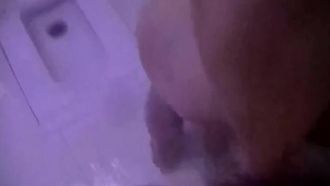 Il figlio ha filmato di nascosto sua madre mentre faceva la doccia in bagno. Dopo essere stata sorpresa, la madre si è rifiutata di fermarlo e l'ha sedotta.