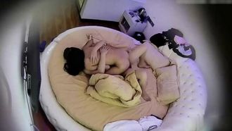 若いカップルがホテルでセックスしていました。私の口が誤って私のマンコに入りました。