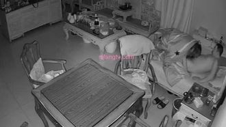 La caméra intelligente de votre maison est-elle sûre ? ! Le vieux couple fait de l'exercice au lit ~ changeant de position jusqu'à ce qu'il s'embrasse et éjacule !!