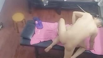 발 마사지를위한 신비한 작은 상자에 들어갑니다 ~ 통통한 엉덩이의 젊은 여성이 고객에게 유지 관리 풀 세트를 제공합니다 ~ 작은 마사지 침대에 두꺼운 사랑의 액체가 뿌려집니다 ~
