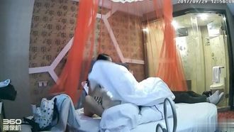 [Hotel Candid Photography] Uma garota inocente conhece seu namorado de infância para ficar em um quarto ~ A princesa debaixo da cama ~ A vagabunda na cama ~ Ela fica muito satisfeita depois de ser esfaqueada duas vezes pelo jovem ~