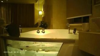 L'ultima di Fo Ye è una giovane donna divorziata la cui figa prude dopo non aver fatto sesso per alcuni giorni. Parte 3. È appena tornata dalla sua città natale e ha fatto sesso in un hotel. Prima ha fatto un bagno ai fiori per alleviare la stanchezza. HD 720P