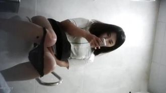 사악한 클래식 솔직한 샷! 카운터 아줌마가 오줌을 누는 동안 또 무엇을 할 수 있나요? 사적인 순간들이 은밀하게 노출되어 계속해서 보게 된다