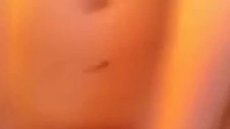 Wie kann ein Mädchen in so jungen Jahren so große Brüste haben? Sie hat ein ziemlich süßes Gesicht!