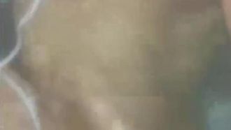Das kleine Mädchen, das gerade volljährig geworden ist, hat nur noch Platz im Badezimmer. Sie masturbiert und macht Selfies. Ihre Eltern wissen es wahrscheinlich nicht.