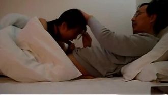 Un professeur sérieux est filmé en secret dans une salle avec ses élèves.