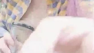 18歲小妹下午兩點到公園自拍露出 還大膽拿水果塞入妹妹做保養