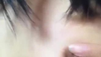 若い歯を持つ妹は、彼氏がこれを見るのが好きだと知っています