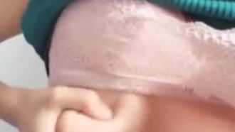 Video indecente di una ragazza inesperta con i grossi seni esposti