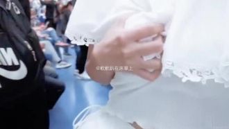 O objetivo de ser uma celebridade da internet é ser visto por todos! Continue se exibindo desde o momento em que você entra na estação até o vagão! (2)