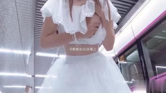 网红就是要让大家都看见! 从进站一路到车厢不停露出！ (3)