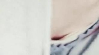 멋진 여성 앵커는 PC방에서 좋아하는 청년을 보고 급하게 화장실로 끌고 간다.
