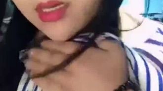 La propietaria de una tienda de ropa corrió hacia la parte de atrás y comenzó una transmisión en vivo mientras no había nadie cerca, ordeñando sus pechos y exponiendo su coño.