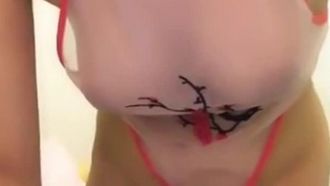 目前看过穿肚兜最诱人的小姐姐～珍珠雪乳好想吸吮 吸吸吸吸吸( ?° ?? ?°)