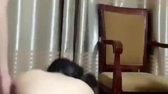 Mi pequeña novia, una hermana joven de 19 años, transmite en vivo desde su teléfono móvil y está tan feliz que muestra su cara sin condón.