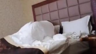 [本土精选!] 她骗了妈妈说自己回到家，今年读大四的纯正极品非看不可!