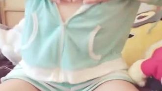 学生妹短暂的揉奶