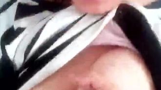 La compagna di classe con il seno di coppa D della stessa classe si è fatta un selfie guardandola mentre se lo strofinava e mi ha fatto entrare.