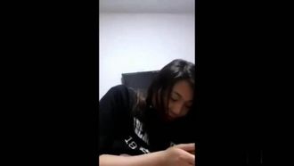 무슨 말인지 이해하지 못한 외국인은 버스 정류장에서 일하는 여자를 태우고 성관계를 가졌다.