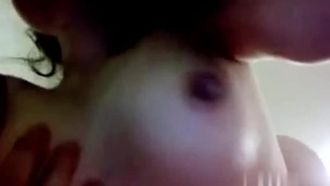 Mi hermana acaba de tener relaciones sexuales por primera vez, pero su coño ya está muy mojado.