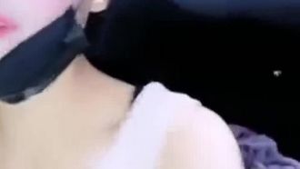 Когда ведущий с большой грудью из Байху увидел красивую машину, он быстро встал и передал водителю вибрацию машины.