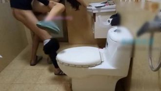 Sexy Cousine, Schwägerin macht ihre Cousine zum Hahnrei! Sie versteckt sich auf der Toilette und hat eine Affäre, aber sie traut sich nicht zu stöhnen, aus Angst, gehört zu werden.
