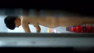 È davvero accattivante vedere una giovane donna in bagno che fa il bagno e alza le gambe attraverso la fessura della porta.
