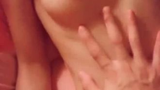 Sono rimasto scioccato nel vedere mia figlia guardare AV e masturbarsi. Mio padre non ha potuto fare a meno di entrare e insegnarle come fare sesso.