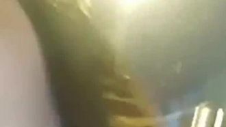 下着を脱ぐと、体液やおりものがたくさん出ているとのことで、若い女子アナは夜中にかゆくなって、野外でカーリーマンの元へフェラをしに行きました。