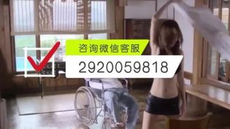 La súper popular celebridad de Internet Cute Baijiang, con medias blancas y uniforme transparente, Yuzhi inserta su agujero rosa