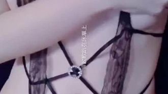 La figure du diable est entièrement affichée ! Les seins G sont 100% énormes ! Vêtue d'un tulle et prenant une douche nue... Baijiang éjacule sur ses seins, faisant fantasmer sans fin 1