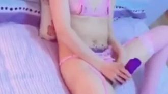 La bella sorella non si accontentò solo di masturbarsi, corse nella stanza del cugino, si abbassò i pantaloni e insistette per mangiarlo: così grande