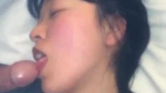 私の彼女は馬の目を舐めるのがますます上手になってきています。舐めるたびにとても興奮します。