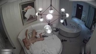 酒店偷拍光头哥操小妞 占有欲很强边干还说你是我的
