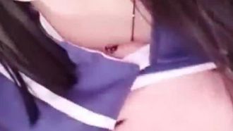 可憐な女子校生の大胆オナニーパフォーマンスが華麗なオマンコをみんなに見せつける